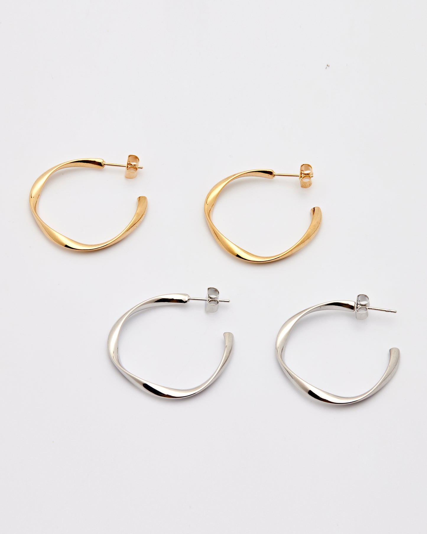 セパレートツイストフープピアス